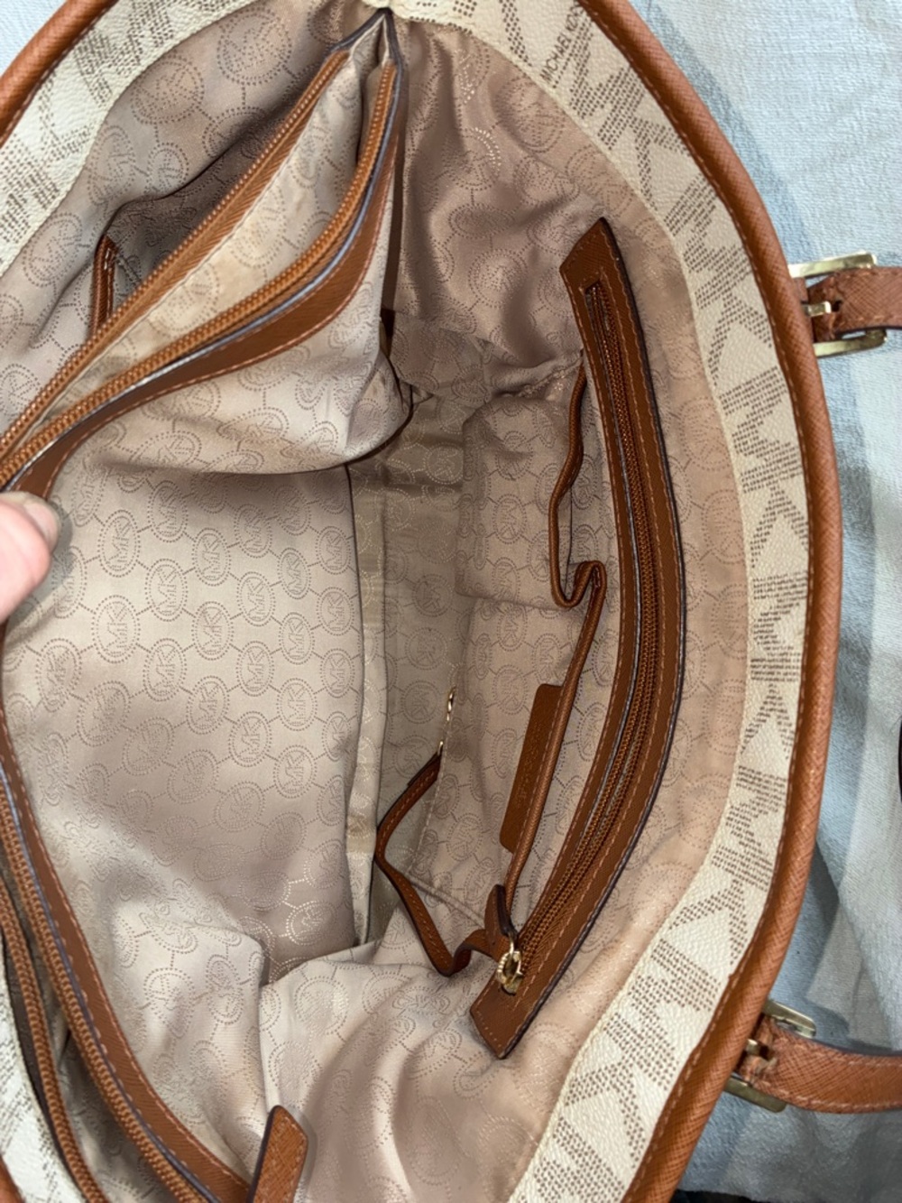 Michael Kors Signature Canvas Tote in Vanilla and Acorn Trim - Picture 3 of 9